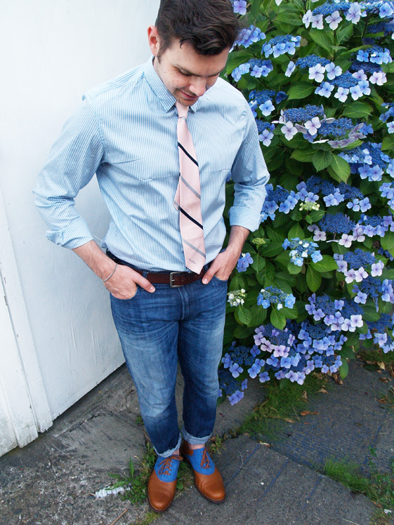 oscar de la renta tie, banana republic shirt, gap jeans, cole haan oxford shoes