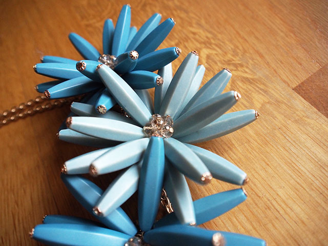 chunky blue flower necklace