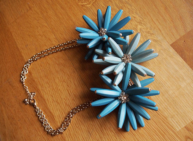 chunky blue flower necklace