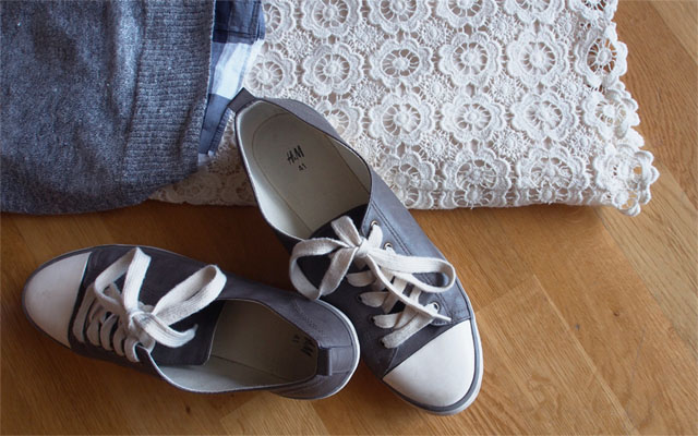 grey converse sneakers
