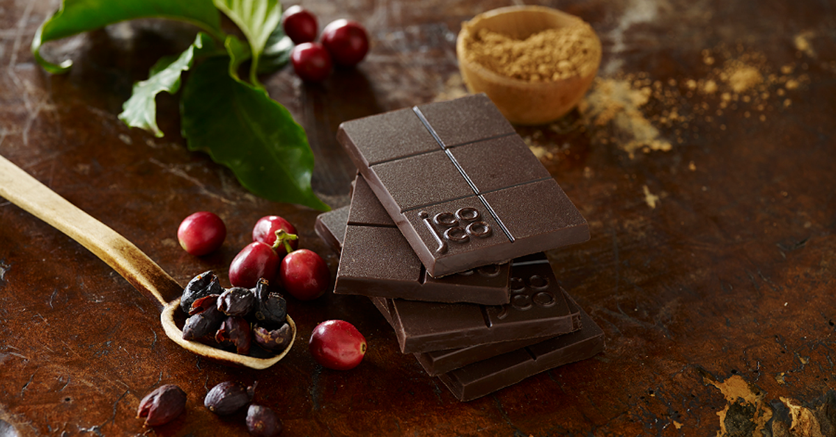 Шоколад есть всегда. Шоколад. Кофе и шоколад. Темный шоколад. Натюрморт с шоколадкой.