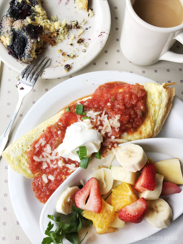 Food from the Lazy Susan Cafe, a family-owned brunch place in Cannon Beach, Oregon. One of the must-visit restaurants on the Oregon Coast! - Oregon Coast restaurants | best restaurants Cannon Beach | what to eat in Cannon Beach | breakfast in Cannon Beach