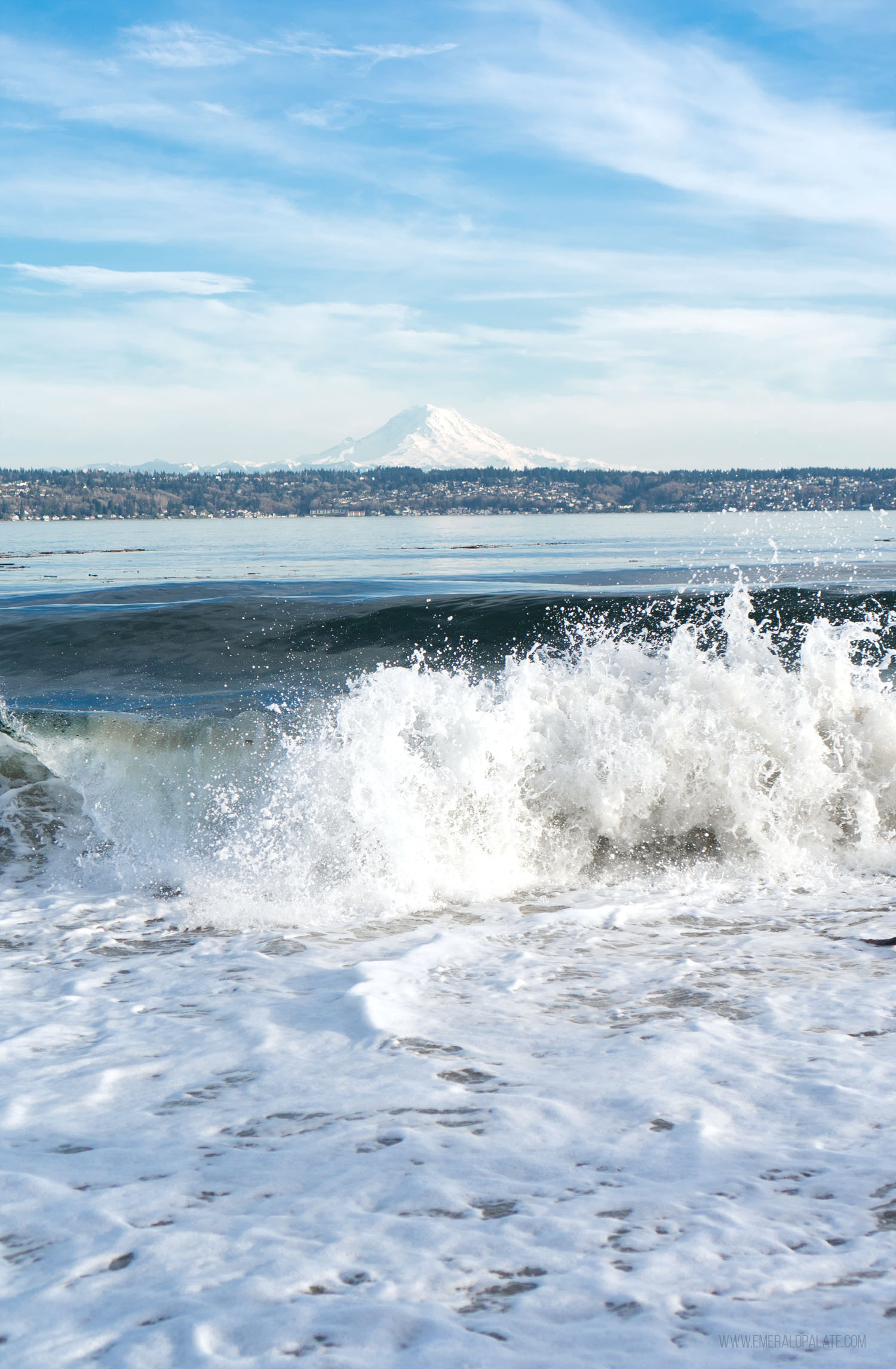 surf wave breaking 