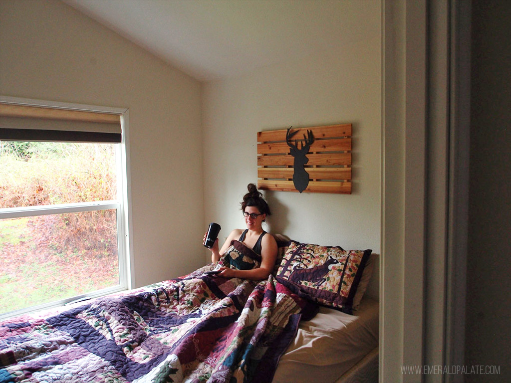 mujer en la cama en una cabaña cerca del festival de tulipanes de Seattle