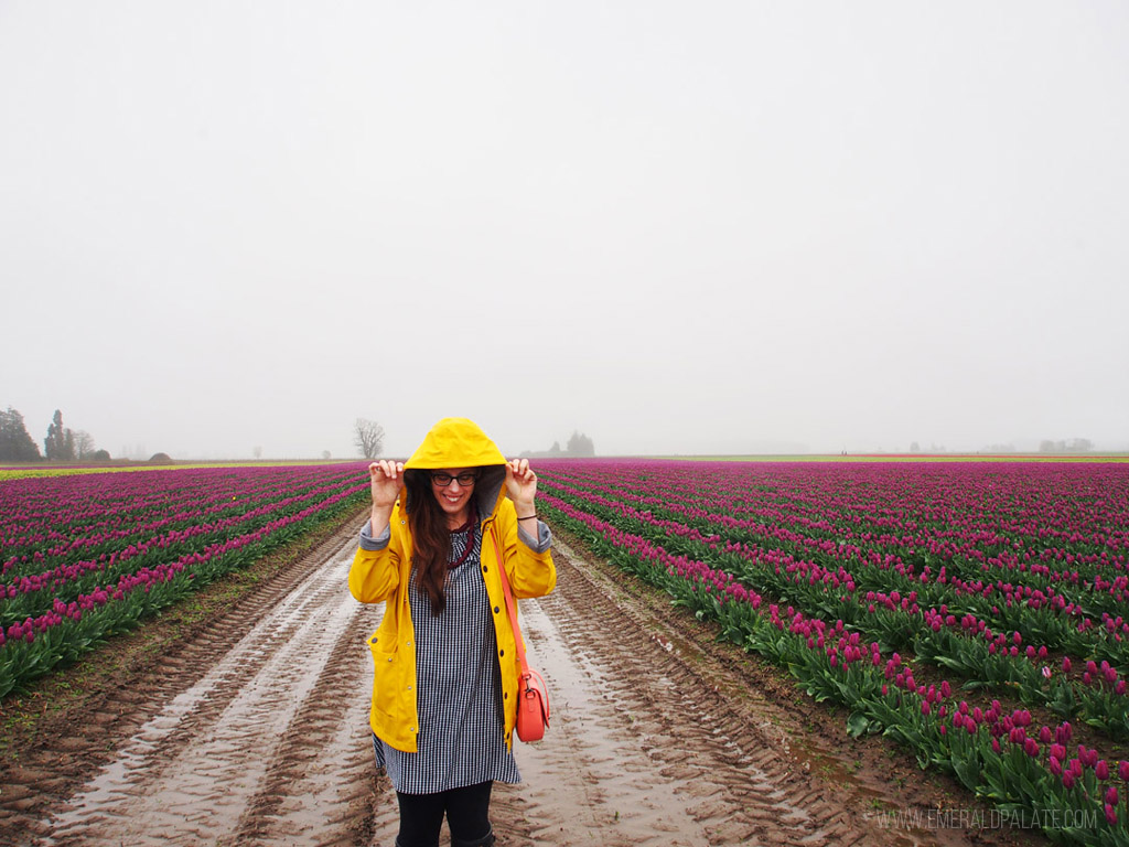 mujer cubriéndose de la lluvia en el Festival del Tulipán de Seattle