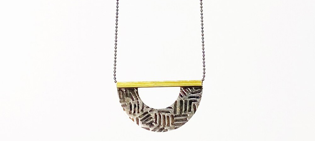 Silver and gold imprinted metal necklace Creo
