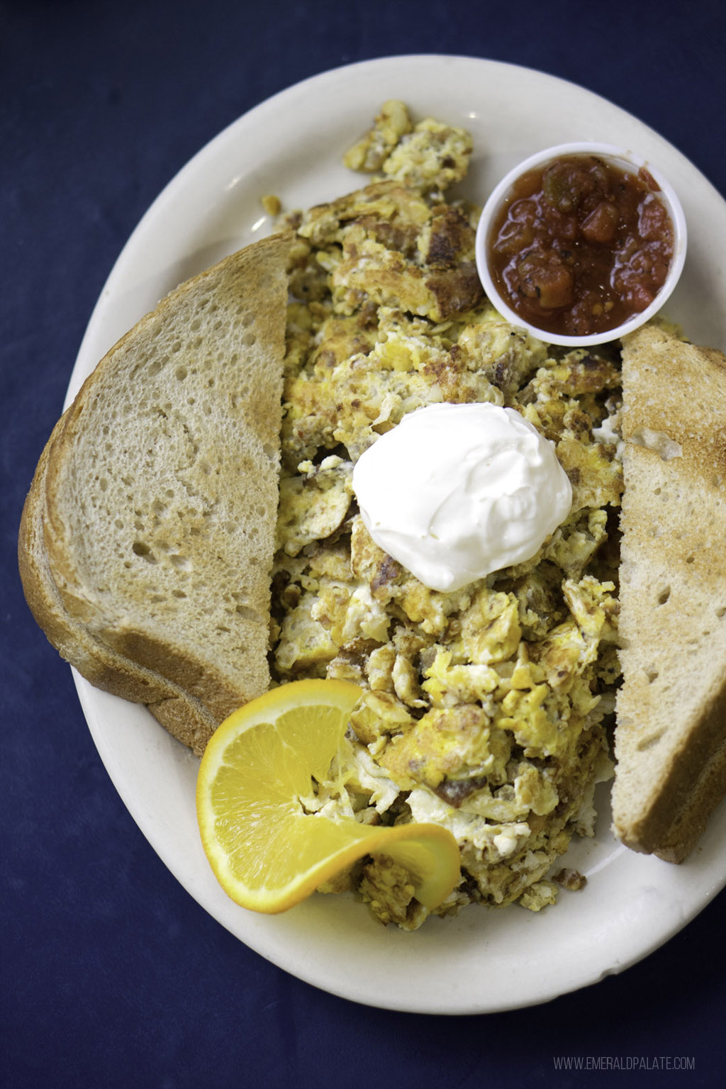 scrambled eggs with toast