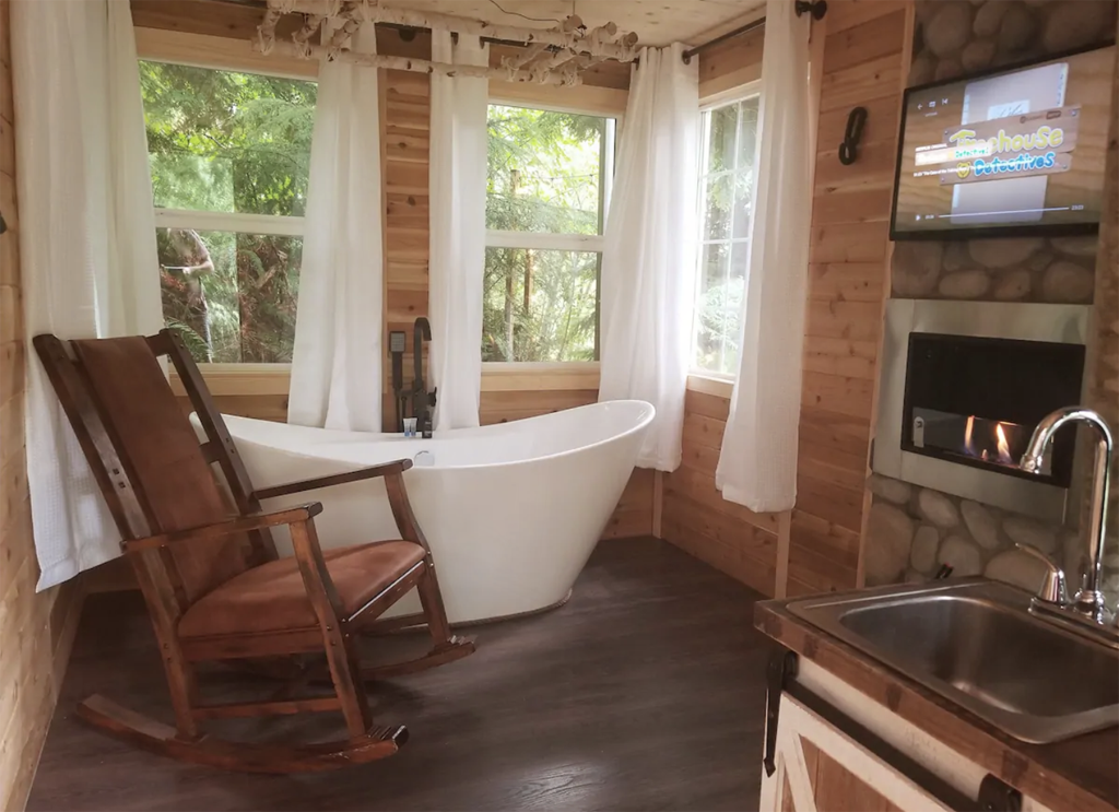 soaker tub in a treehouse log cabin