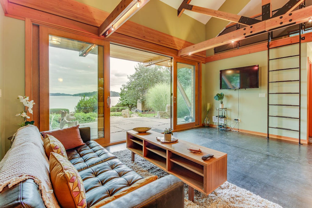romantic waterfront airbnb in Washington