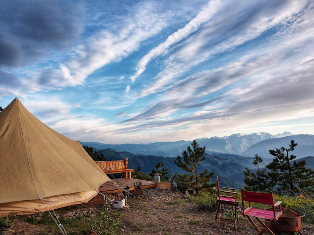 glamping tent overlooking Washington mountains
