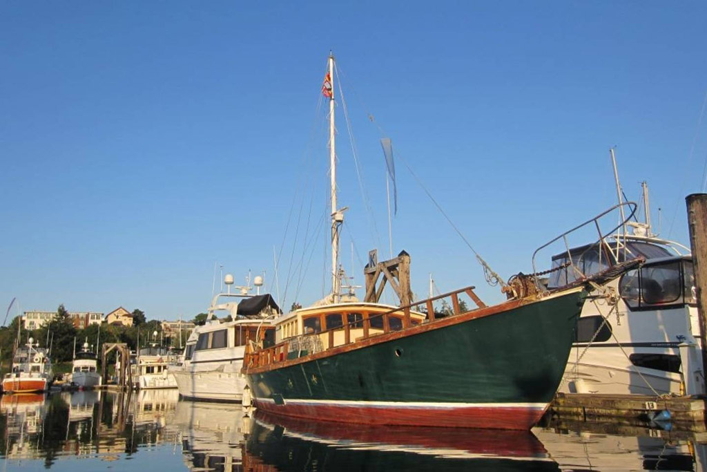 boat bed and breakfast, a cool glamping place in WA