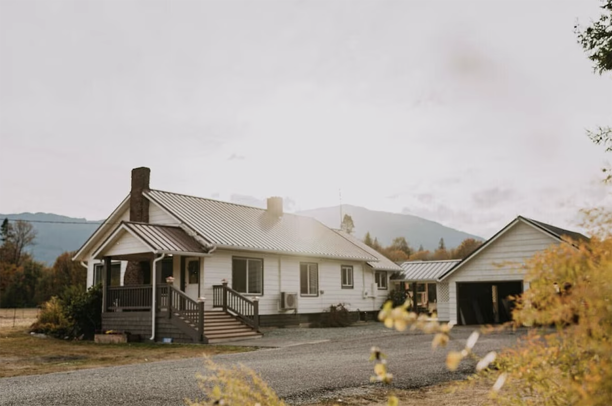 farmhouse looking cozy in the fog