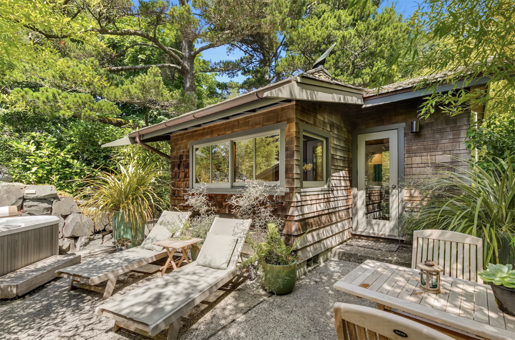 beach cabin in OR with lounge chairs