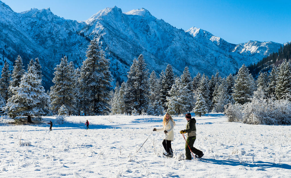 people snowshoeing, one of the best things to do in Leavenworth, WA in winter
