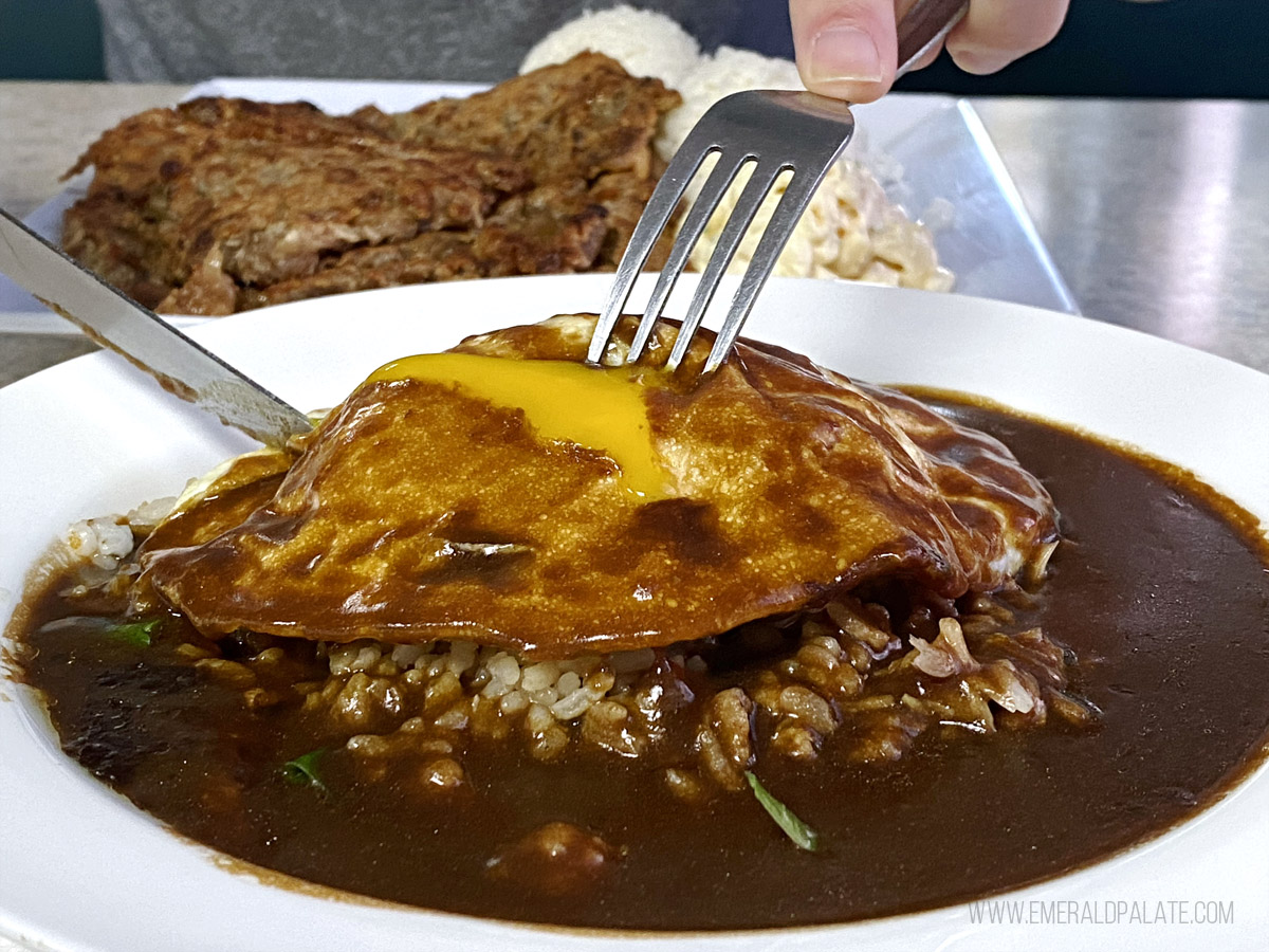 loco moco, one of the foods loved by locals in Maui