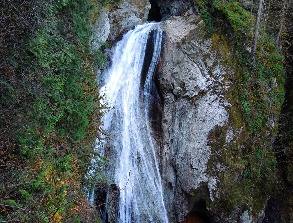View of Twin Falls, one of the best hikes in Seattle