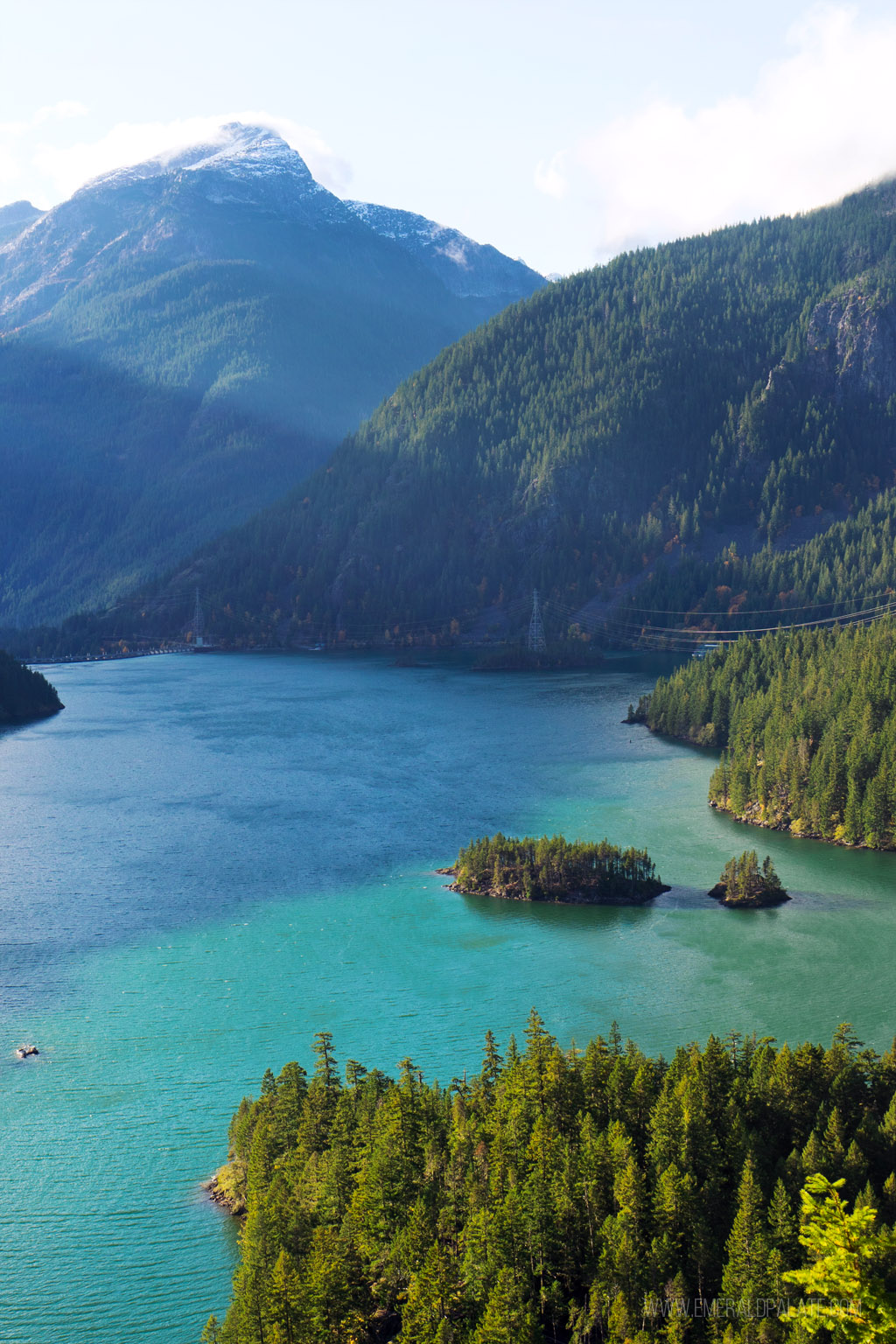 Diablo Lake in the sun, a must visit during a North Cascades National Park itinerary