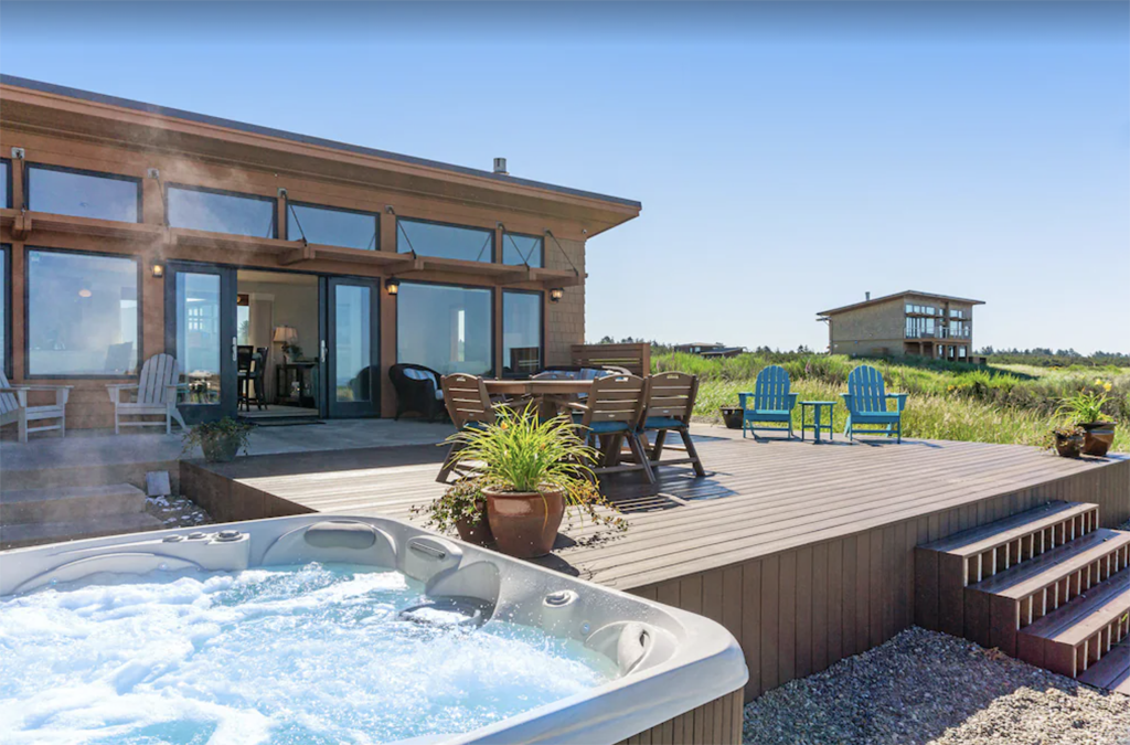 Washington coast cabin with a hot tub and deck
