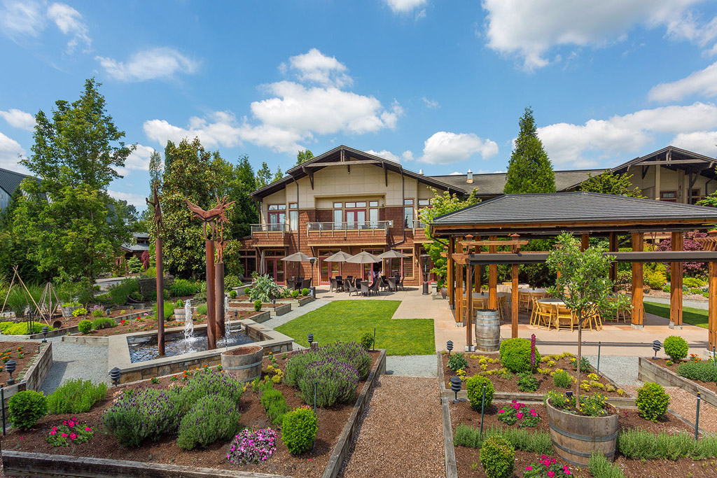 exterior of a WA pet-friendly hotel with gardens in front