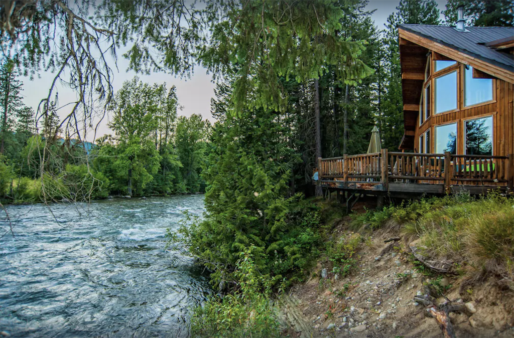 cabin vacation rental in Leavenworth overlooking the Wenatchee River