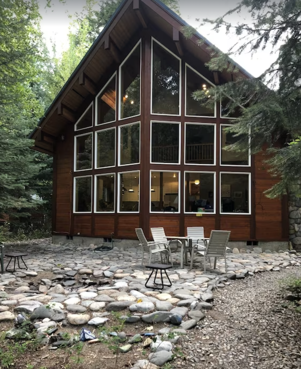 Winthrop WA cabin with a lot of windows