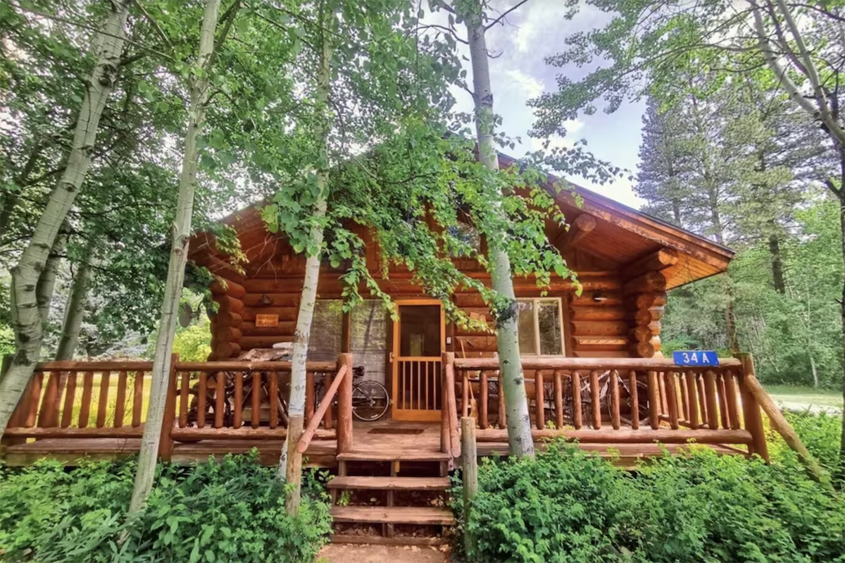 exterior of a log cabin in Washington