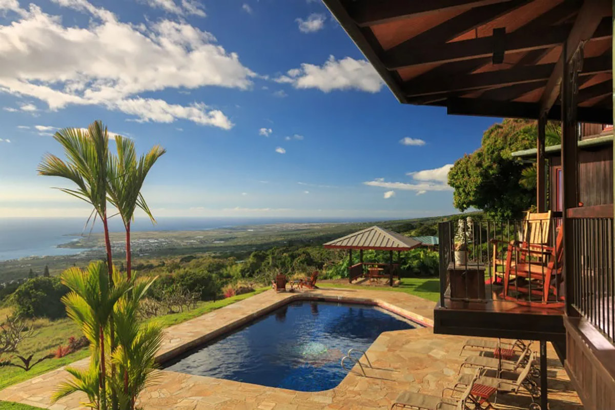 Bed and breakfast in Hawaii with a pool overlooking the valley