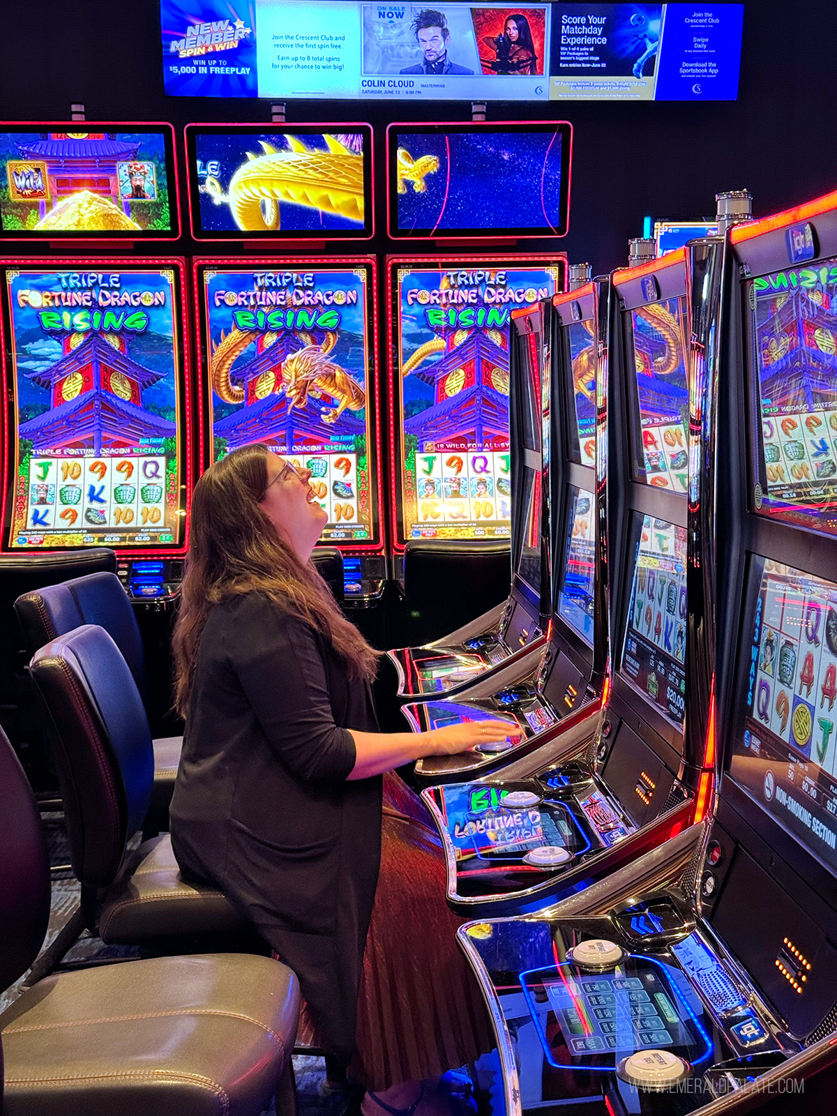 woman laughing while playing the slots, one of the best things to do in Snoqualmie