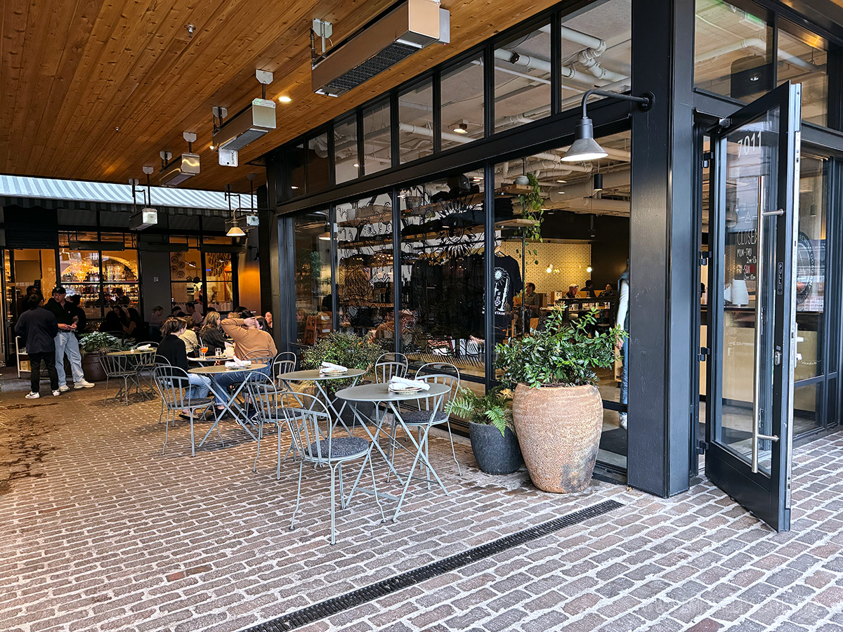 courtyard in Phinney Ridge with outdoor dining